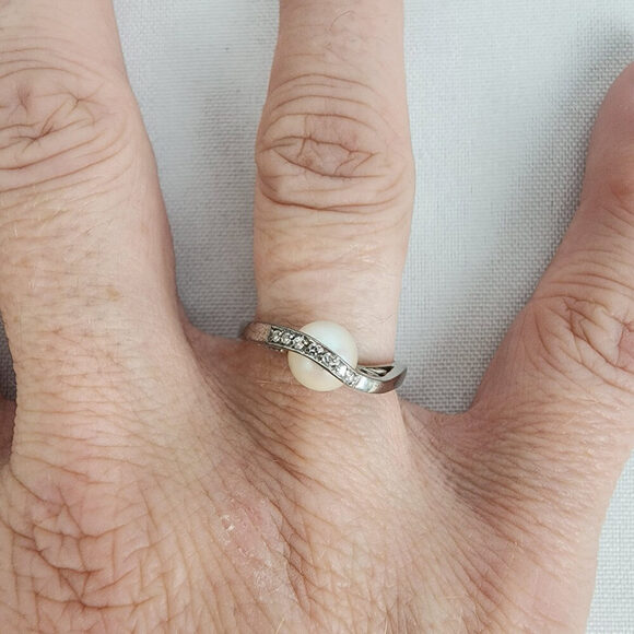 10K White Gold Diamond & Pearl Chanel Ring Size 7.5 - Picture 1 of 9